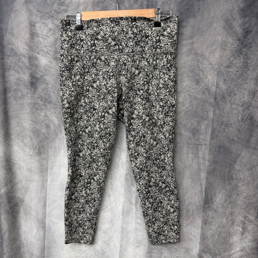 Athleta Salutation Stash Pocket II Textured 7/8 Tights Black White Medium
